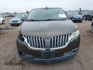 2011 Lincoln MKX z VIN 2LMDJ8JK2BBJ23510, wystawiony jako IAAI lot #42425759 z przebiegiem 138 844 mil mil oraz . Historia ofert i sprzedaży dostępna na DreamBid. Obrazek 12.