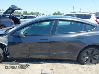 2025 Tesla Model 3 Long Range z VIN 5YJ3E1EB6SF924607, wystawiony jako IAAI lot #42255758 z przebiegiem 5 881 mil mil oraz . Historia ofert i sprzedaży dostępna na DreamBid. Obrazek 13.