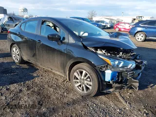2024 Nissan Versa SV z VIN 3N1CN8EV7RL866542, wystawiony jako IAAI lot #41331827 z przebiegiem 907 mil mil oraz . Historia ofert i sprzedaży dostępna na DreamBid. Obrazek 1.