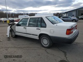 1992 Volvo 900 GLS z VIN YV1JS8832N3087380, wystawiony jako Copart lot #85488914 z przebiegiem 307 015 mil mil oraz Szkody całkowita. Historia ofert i sprzedaży dostępna na DreamBid. Obrazek 2.