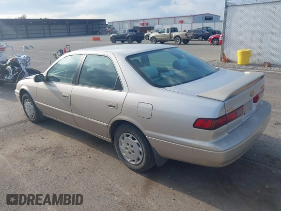1998 Toyota Camry LE z VIN 4T1BG22K0WU232402, wystawiony jako IAAI lot #42274322 z przebiegiem 222 286 mil mil oraz . Historia ofert i sprzedaży dostępna na DreamBid. Obrazek 3.