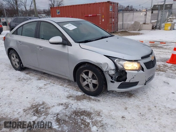 2014 Chevrolet Cruze 1LT z VIN 1G1PC5SB3E7224548, wystawiony jako IAAI lot #41318399 z przebiegiem 185 087 mil mil oraz . Historia ofert i sprzedaży dostępna na DreamBid. Obrazek 1.