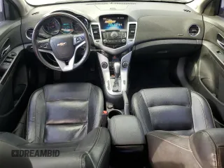 2014 Chevrolet Cruze 2LT z VIN 1G1PE5SB9E7436879, wystawiony jako Copart lot #59379565 z przebiegiem 183 282 mil mil oraz Czysty tytuł • Clean title. Historia ofert i sprzedaży dostępna na DreamBid. Obrazek 8.