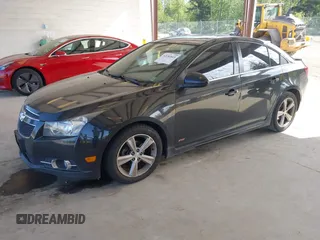 2014 Chevrolet Cruze 2LT z VIN 1G1PE5SB6E7260163, wystawiony jako IAAI lot #42182669 z przebiegiem 154 429 mil mil oraz . Historia ofert i sprzedaży dostępna na DreamBid. Obrazek 2.