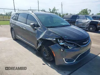 2018 Chrysler Pacifica Touring L z VIN 2C4RC1BGXJR144032, wystawiony jako IAAI lot #42170554 z przebiegiem 104 592 mil mil oraz . Historia ofert i sprzedaży dostępna na DreamBid. Obrazek 1.