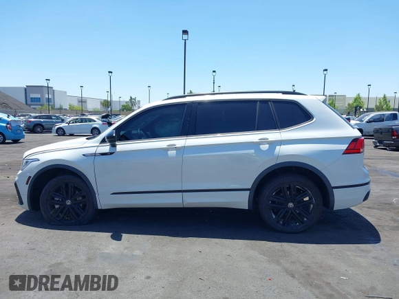 2022 Volkswagen Tiguan SE R-Line Black with VIN 3VVCB7AX3NM073218, listed as a IAAI auction lot 42254388 with 31,998 mi miles and . Bid and sale history available at DreamBid. Image 14.