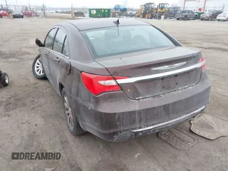 2013 Chrysler 200 Touring z VIN 1C3CCBBB0DN570432, wystawiony jako IAAI lot #41566127 z przebiegiem 167 300 mil mil oraz . Historia ofert i sprzedaży dostępna na DreamBid. Obrazek 3.