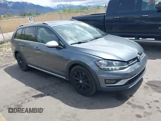 2018 Volkswagen Golf S z VIN 3VWH17AU5JM768093, wystawiony jako IAAI lot #42138472 z przebiegiem 53 284 mil mil oraz . Historia ofert i sprzedaży dostępna na DreamBid. Obrazek 1.