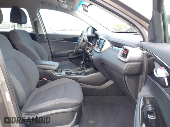 2019 Kia Sorento S V6 with VIN 5XYPG4A52KG469230, listed as a IAAI auction lot 41590453 with 136,602 mi miles. Bid and sale history available at carsss.com. Image 5.