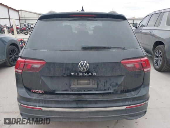 2023 Volkswagen Tiguan S z VIN 3VVRB7AX4PM046851, wystawiony jako IAAI lot #42039811 z przebiegiem 44 985 mil mil oraz . Historia ofert i sprzedaży dostępna na DreamBid. Obrazek 17.