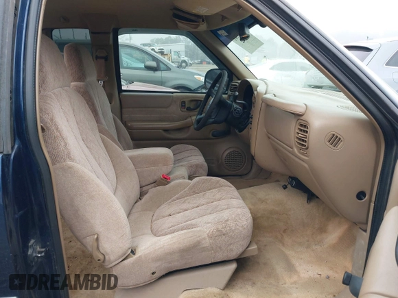 2000 GMC Sonoma SLS z VIN 1GTCS19W9Y8237166, wystawiony jako IAAI lot #41513561 z przebiegiem 177 448 mil mil oraz . Historia ofert i sprzedaży dostępna na DreamBid. Obrazek 5.
