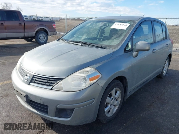 2007 Nissan Versa SL z VIN 3N1BC13E47L381218, wystawiony jako IAAI lot #41454515 z przebiegiem 137 264 mil mil oraz . Historia ofert i sprzedaży dostępna na DreamBid. Obrazek 2.