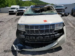 2008 Lincoln MKX z VIN 2LMDU88C28BJ09217, wystawiony jako Copart lot #56649345 z przebiegiem 179 870 mil mil oraz Szkoda całkowita • Salvage title. Historia ofert i sprzedaży dostępna na DreamBid. Obrazek 5.