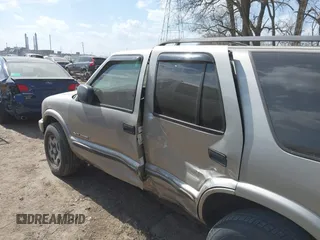 2004 Chevrolet Blazer LS z VIN 1GNDT13X04K164924, wystawiony jako IAAI lot #41803471 z przebiegiem 166 708 mil mil oraz . Historia ofert i sprzedaży dostępna na DreamBid. Obrazek 6.