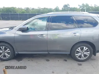 2018 Nissan Pathfinder S z VIN 5N1DR2MM9JC614833, wystawiony jako IAAI lot #42166948 z przebiegiem 157 647 mil mil oraz . Historia ofert i sprzedaży dostępna na DreamBid. Obrazek 14.
