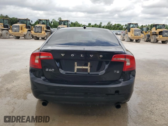 2013 Volvo S60 T5 Premier z VIN YV1612FS1D2207965, wystawiony jako Copart lot #53524305 z przebiegiem 142 117 mil mil oraz Czysty tytuł • Clean title. Historia ofert i sprzedaży dostępna na DreamBid. Obrazek 6.
