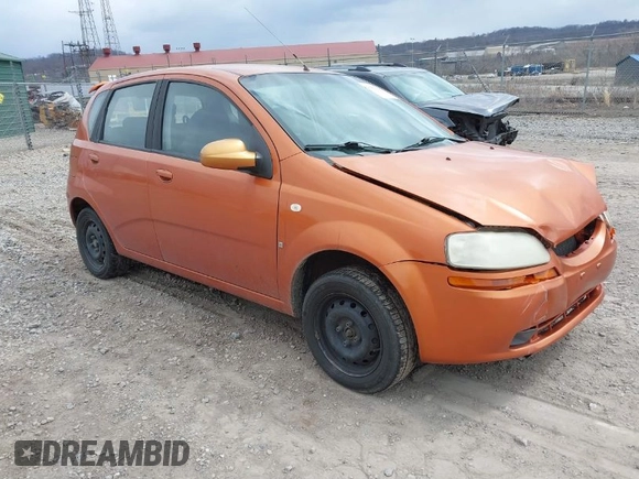 2007 Chevrolet Aveo LS z VIN KL1TD66687B758769, wystawiony jako IAAI lot #41895645 z przebiegiem 198 811 mil mil oraz . Historia ofert i sprzedaży dostępna na DreamBid. Obrazek 1.