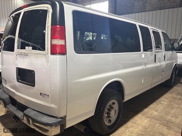 2016 Chevrolet Express Passenger LT with VIN 1GAZGPFG7G1298317, listed as a Copart auction lot 83054974 with 160,497 mi miles and Clean Title. Bid and sale history available at carsss.com. Image 4.