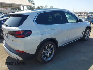 2025 BMW X5 xDrive40i z VIN 5UX23EU03S9Z14103, wystawiony jako IAAI lot #42519767 z przebiegiem 2 983 mil mil oraz . Historia ofert i sprzedaży dostępna na DreamBid. Obrazek 4.
