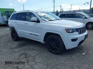 2020 Jeep Grand Cherokee Altitude z VIN 1C4RJFAG3LC426433, wystawiony jako IAAI lot #42223947 z przebiegiem 50 305 mil mil oraz . Historia ofert i sprzedaży dostępna na DreamBid. Obrazek 1.