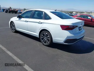 2024 Volkswagen Jetta Sport z VIN 3VWBM7BU7RM080796, wystawiony jako IAAI lot #41982686 z przebiegiem 8 600 mil mil oraz . Historia ofert i sprzedaży dostępna na DreamBid. Obrazek 3.