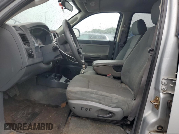 2005 Dodge Dakota SLT z VIN 1D7HW48N45S253901, wystawiony jako Copart lot #59167695 z przebiegiem 134 353 mil mil oraz Czysty tytuł • Clean title. Historia ofert i sprzedaży dostępna na DreamBid. Obrazek 7.