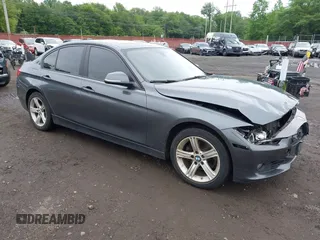 2015 BMW 3 Series 328i xDrive z VIN WBA3B5C54FF961067, wystawiony jako IAAI lot #42535214 z przebiegiem 82 610 mil mil oraz . Historia ofert i sprzedaży dostępna na DreamBid. Obrazek 1.