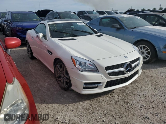 2015 Mercedes-Benz SLK-Class SLK 350 with VIN WDDPK5HAXFF103800, listed as a Copart auction lot 77786054 with 32,433 mi miles and Non Repairable. Bid and sale history available at carsss.com. Image 4.