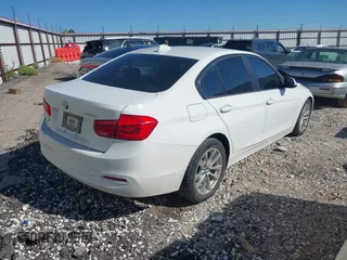 2017 BMW 3 Series 320i z VIN WBA8E1G50HNU14757, wystawiony jako IAAI lot #40429182 z przebiegiem 118 032 mil mil oraz . Historia ofert i sprzedaży dostępna na DreamBid. Obrazek 4.