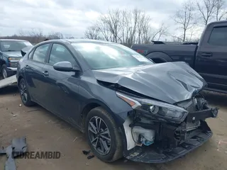 2024 Kia Forte LXS z VIN 3KPF24AD9RE792361, wystawiony jako IAAI lot #41863763 z przebiegiem 12 892 mil mil oraz . Historia ofert i sprzedaży dostępna na DreamBid. Obrazek 1.