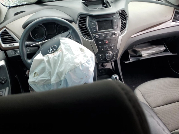 2018 Hyundai Santa Fe 2.4L z VIN 5NMZT3LB2JH104519, wystawiony jako Copart lot #60915715 z przebiegiem Nie podano mil oraz Szkoda całkowita • Salvage title. Historia ofert i sprzedaży dostępna na DreamBid. Obrazek 8.