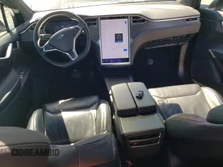 2017 Tesla Model X 90D z VIN 5YJXCDE23HF051027, wystawiony jako Copart lot #64608843 z przebiegiem 77 222 mil mil oraz Szkody całkowita. Historia ofert i sprzedaży dostępna na DreamBid. Obrazek 8.