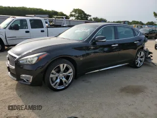 2015 Infiniti Q70 z VIN JN1BY1PRXFM831571, wystawiony jako Copart lot #58155395 z przebiegiem 151 233 mil mil oraz Szkoda całkowita • Salvage title. Historia ofert i sprzedaży dostępna na DreamBid. Obrazek 1.