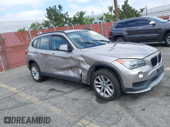 2015 BMW X1 xDrive28i z VIN WBAVL1C55FVY41749, wystawiony jako IAAI lot #42140979 z przebiegiem 120 953 mil mil oraz . Historia ofert i sprzedaży dostępna na DreamBid. Obrazek 1.
