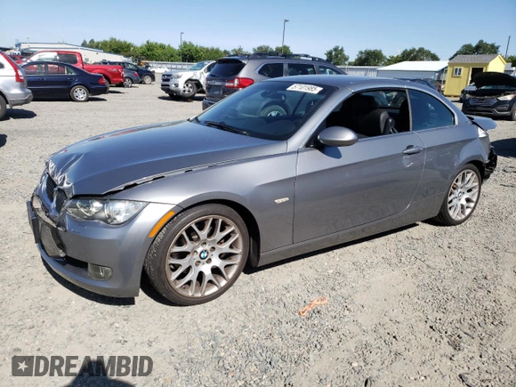 2008 BMW 3 Series 328i z VIN WBAWR33538P152346, wystawiony jako Copart lot #57101985 z przebiegiem 131 504 mil mil oraz Szkoda całkowita • Salvage title. Historia ofert i sprzedaży dostępna na DreamBid. Obrazek 1.