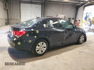 2015 Chevrolet Cruze LS z VIN 1G1PA5SG5F7294541, wystawiony jako Copart lot #53857035 z przebiegiem 118 263 mil mil oraz Szkoda całkowita • Salvage title. Historia ofert i sprzedaży dostępna na DreamBid. Obrazek 3.