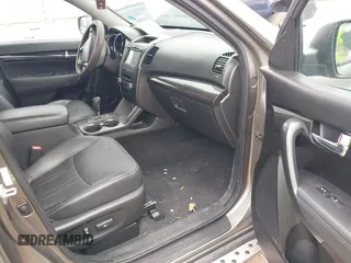 2013 Kia Sorento EX z VIN 5XYKUDA61DG321679, wystawiony jako IAAI lot #42013051 z przebiegiem Nie podano mil oraz . Historia ofert i sprzedaży dostępna na DreamBid. Obrazek 5.