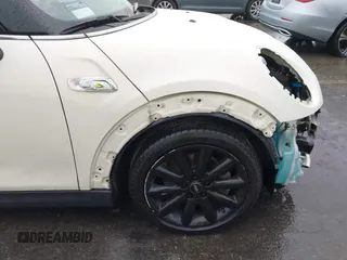2016 MINI Convertible S z VIN WMWWG9C52G3C21934, wystawiony jako IAAI lot #41569029 z przebiegiem 102 042 mil mil oraz . Historia ofert i sprzedaży dostępna na DreamBid. Obrazek 18.