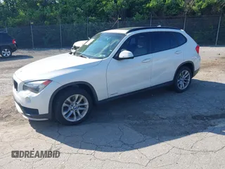 2015 BMW X1 xDrive28i z VIN WBAVL1C58FVY33290, wystawiony jako IAAI lot #42240651 z przebiegiem 81 646 mil mil oraz . Historia ofert i sprzedaży dostępna na DreamBid. Obrazek 2.