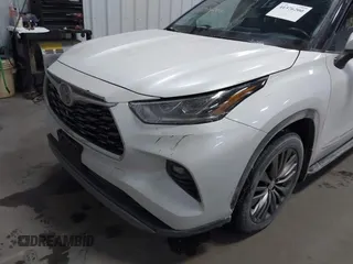 2022 Toyota Highlander Platinum z VIN 5TDFZRBH5NS203414, wystawiony jako IAAI lot #41376200 z przebiegiem 40 876 mil mil oraz . Historia ofert i sprzedaży dostępna na DreamBid. Obrazek 6.
