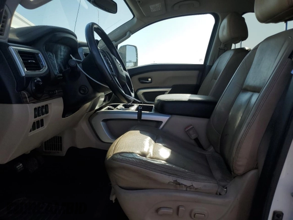 2016 Nissan Titan Platinum Reserve z VIN 1N6BA1F2XGN506613, wystawiony jako Copart lot #52592585 z przebiegiem 133 408 mil mil oraz Czysty tytuł • Clean title. Historia ofert i sprzedaży dostępna na DreamBid. Obrazek 7.