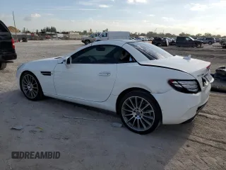 2020 Mercedes-Benz SLC 300 z VIN W1KPK3JA8LF170891, wystawiony jako Copart lot #47234064 z przebiegiem 23 270 mil mil oraz . Historia ofert i sprzedaży dostępna na DreamBid. Obrazek 2.