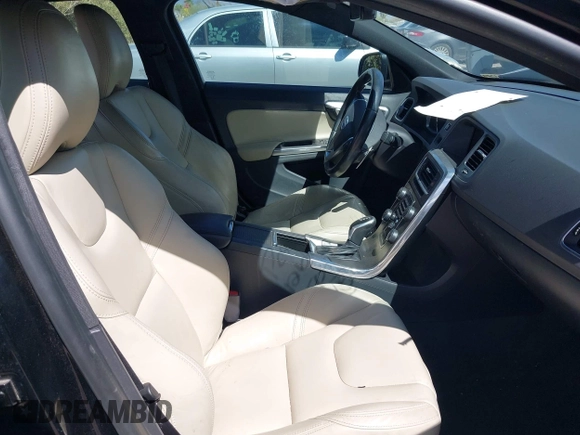 2015 Volvo S60 T5 Drive-E Premier z VIN YV140MFB3F2299721, wystawiony jako IAAI lot #42013732 z przebiegiem 82 407 mil mil oraz . Historia ofert i sprzedaży dostępna na DreamBid. Obrazek 5.