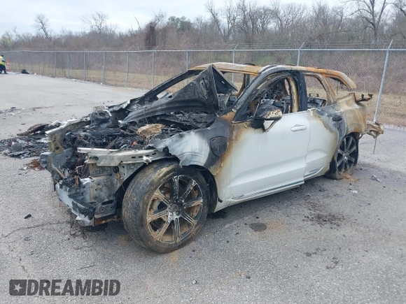 2019 Volvo XC60 Inscription with VIN LYVBR0DL4KB234909, listed as a IAAI auction lot 41585355 with 1 mi miles. Bid and sale history available at carsss.com. Image 2.