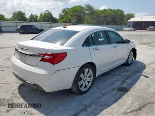 2013 Chrysler 200 LX z VIN 1C3CCBAB6DN763329, wystawiony jako Copart lot #58953035 z przebiegiem 162 879 mil mil oraz Szkoda całkowita • Salvage title. Historia ofert i sprzedaży dostępna na DreamBid. Obrazek 3.