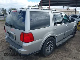 2005 Lincoln Navigator Luxury with VIN 5LMFU27505LJ20083, listed as a IAAI auction lot 41788861 with 258,971 mi miles. Bid and sale history available at carsss.com. Image 4.