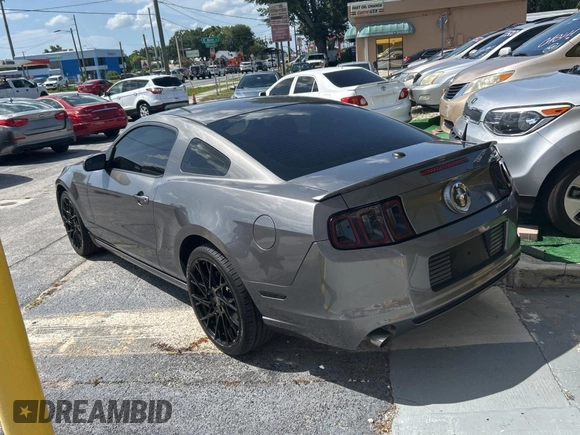 2013 Ford Mustang V6 z VIN 1ZVBP8AMXD5211507, wystawiony jako Copart lot #63517505 z przebiegiem 232 023 mil mil oraz Czysty tytuł • Clean title. Historia ofert i sprzedaży dostępna na DreamBid. Obrazek 3.