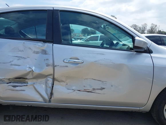 2019 Nissan Versa SV z VIN 3N1CN7AP7KL804002, wystawiony jako IAAI lot #42134636 z przebiegiem 75 107 mil mil oraz . Historia ofert i sprzedaży dostępna na DreamBid. Obrazek 6.
