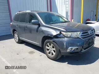 2011 Toyota Highlander z VIN 5TDZK3EH8BS045933, wystawiony jako IAAI lot #42084835 z przebiegiem 143 777 mil mil oraz . Historia ofert i sprzedaży dostępna na DreamBid. Obrazek 1.