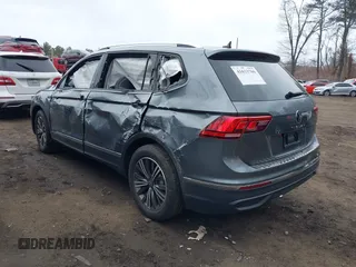 2024 Volkswagen Tiguan Wolfsburg Edition z VIN 3VV5B7AX4RM230768, wystawiony jako IAAI lot #41633709 z przebiegiem 107 mil mil oraz . Historia ofert i sprzedaży dostępna na DreamBid. Obrazek 3.